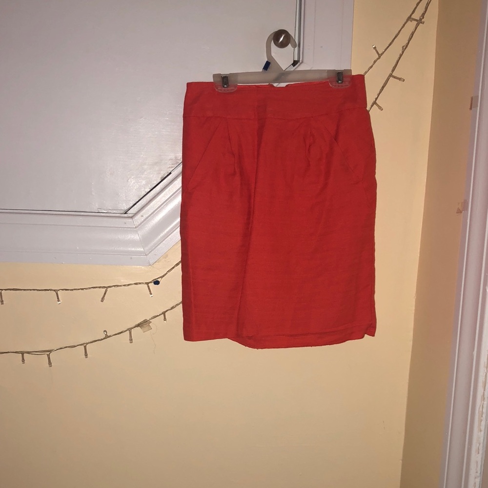 Tight-Fitting Pencil Skirt